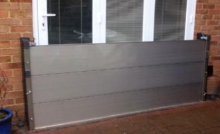 Barrera antiinundaciones con montaje exterior: Por fuera de la fachada, sobre la pared.